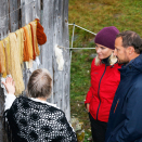 Kronprinsparet fikk lære om garnfarging på Kjelvik gård. Foto: Lise Åserud, NTB scanpix.